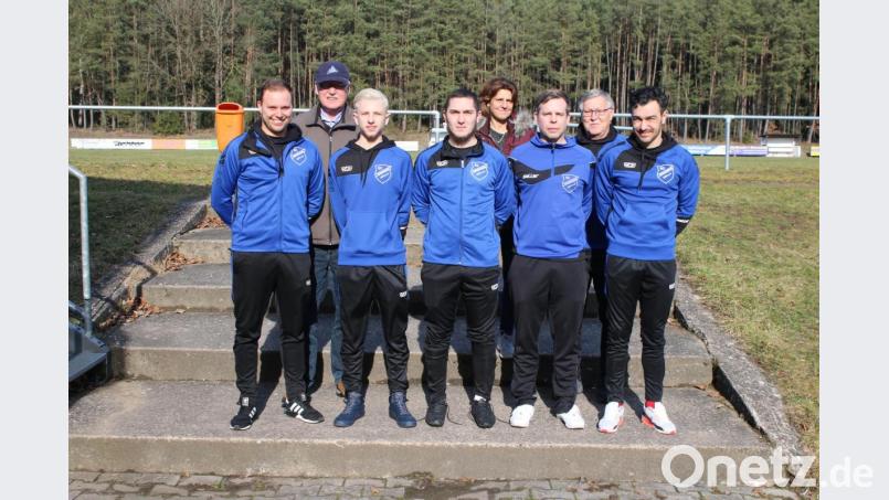 Abteilungsleiter Fabian Melzner, Vorstand Alfons Hallmann, Neuzugang André Rupprecht, Spieler Serdar Gümüs, 2. Vorsitzende Martina Breundl, die Teammanager Uwe Salfer, Rainer Flierl und Spielertrainer Tiryaki Ersin hoffen auf eine erfolgreiche Rückrunde. Bild: sne