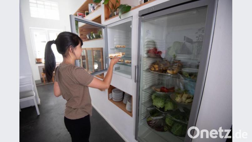 Auch eine Initiative der Foodsharing-Mitglieder: Im Café &quot;Raupe Immersatt&quot; in Stuttgart gibt es kostenlos Essen, das anderswo weggeworfen worden wäre. Bild: Marijan Murat/dpa