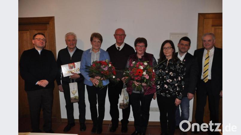 Pfarrer Markus Bruckner (links), Bürgermeister Günter Kopp, Diözesansekretär Markus Nickl und Teamsprecherin Christine Sollfrank (von rechts) würdigten das wirken der langjährigen Vorsitzenden Otti Schönfelder (Dritte von links, mit Ehemann Alwin, links von ihre stehend) sowie Josef Hofmann (mit Ehefrau Ingrid, Vierter und Fünfte von links). Bild: ak