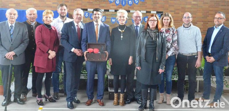 Bei der Amtseinführung des neuen Rektors an der Hans-Sauer-Schule sind dabei (von links) Josef Melch, Hans Hiermaier, Gabriele Laurich, Markus Bäumler, Kurt Seggewiß, Matthias Holl, Christine Söllner, Pfarrer Heribert Engelhardt, Petra Walberer, Renate Reger, Jürgen Kett und Manuel Sennert. Bild: Kunz