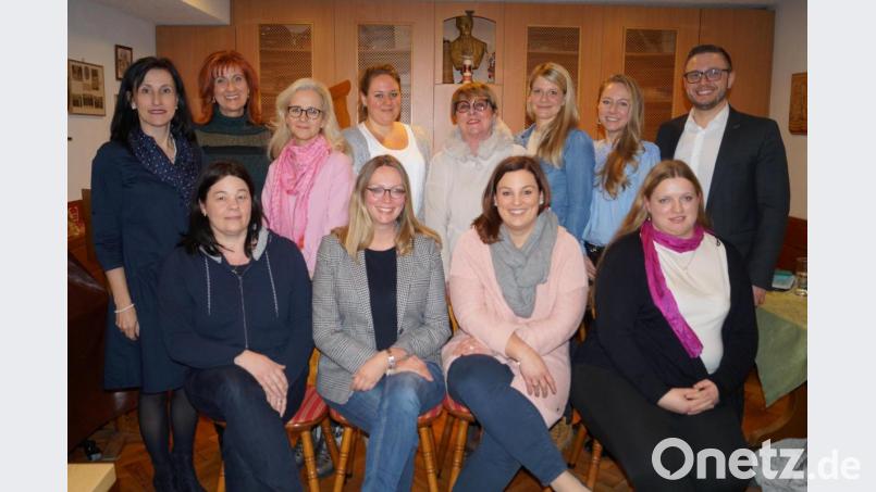 10 Damen gründen in Schirmitz einen neuen Ortsverband der Frauen-Union. Kreisvorsitzende Tanja Schiffmann (links, stehend) wirkt als &quot;Geburtshelfer&quot; mit. Einstimmig wird Ariane Heigl (vorne, Zweite von links) zur Vorsitzenden gewählt. Bürgermeister Ernst Lenk (rechts) ist förderndes Mitglied der FU. Bild: du