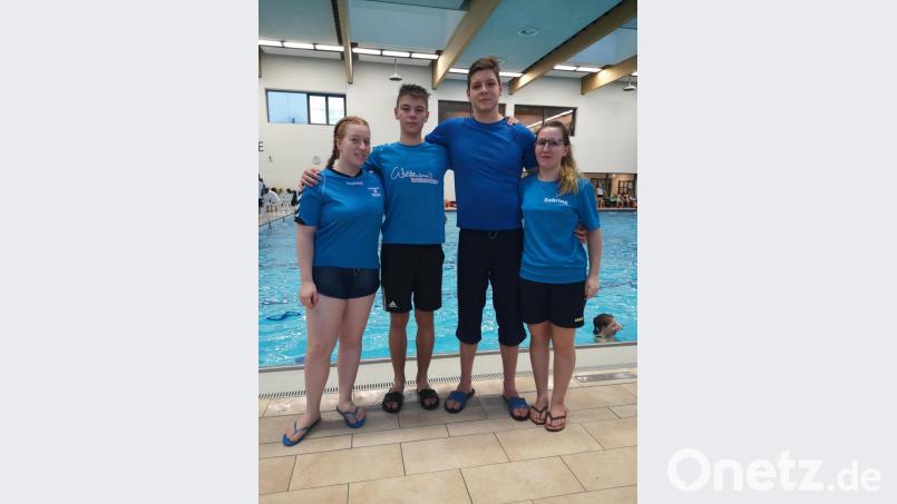 Für die SG Nordoberpfalz traten Tamara Reisner, Leo Hieke und Markus Ruff in der Landesliga an. Rechts ihre Trainerin Sabrina Bruckner. Bild: exb