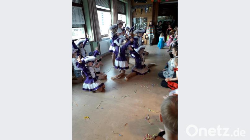 Die Garde des TuS Neusorg schaute beim Kinderfasching des SV vorbei. Bild: gsr