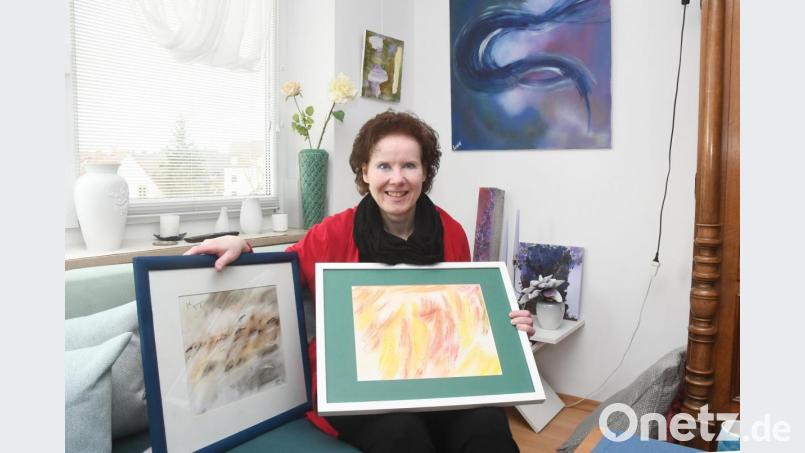 Susanne Kempf freut sich, dass die Bilder doch noch wohlbehalten in Weiden ankamen. Bild: Gabi Schönberger