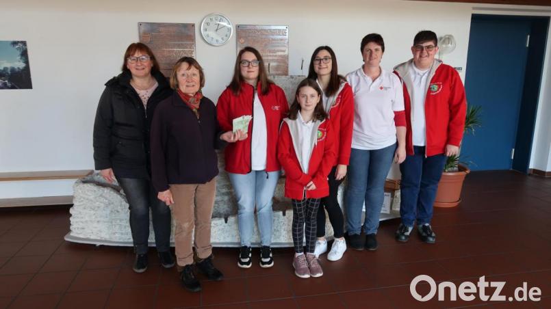 Manuela Schürlein und Monika Seidel vom Frauen- und Mütterverein Friedenfels (von links) überreichten an eine Abordnung des Jugendrotkreuzes mit Melanie Schultes, Leona Thiem, Michelle Hausknecht und Tobias Megies (von links) eine Spende von 250 Euro. BRK-Bereitschaftsleiterin Andrea Winkler (Zweite von rechts) dankte zusammen mit den Jugendlichen für die großzügige Unterstützung. Bild: bsc
