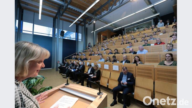 Für OTH-Präsidentin Andrea Klug (links) waren die vollen Sitzreihen im Siemens-
Innovatorium Beweis dafür, dass die Veranstaltung, „Künstliche Intelligenz – Potenziale erkennen und nutzen“, den Puls der Zeit trifft. Bild: Wolfgang Steinbacher