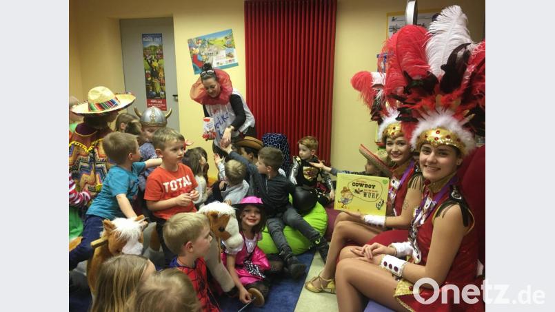 Anna und Carla von der Prinzengarde der Narrhalla Windischeschenbach lesen in der Stadtbücherei den maskierten Kindern vor. Bild: exb