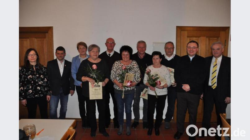 Teamsprecherin Christine Sollfrank, Diözesansekretär Markus Nickl, die bisherigen Vorsitzenden Otti Schönfelder (von links) und Josef Hofmann (Fünfter von links) sowie (von rechts) Günter Kopp und Pfarrer Markus Bruckner dankten Josef und Carola Gößner, Ludwig Wilander, Anita Brilla und Ilse Brandl für ihre Treue. Bild: ak
