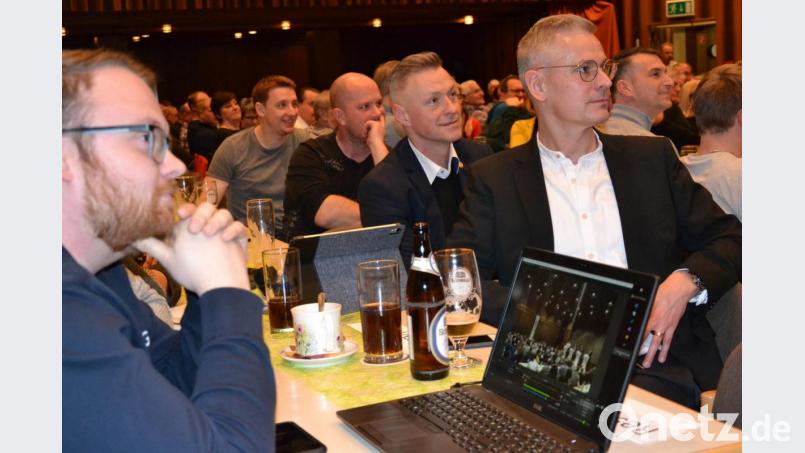 Sebastian Koch (links) vor dem Laptop, mit dem der Live-Stream von der Veranstaltung online gesendet wurde. Gegenüber Nils Wittmann und Alfons Kliebhan von der AGW (von rechts). Bild: pz