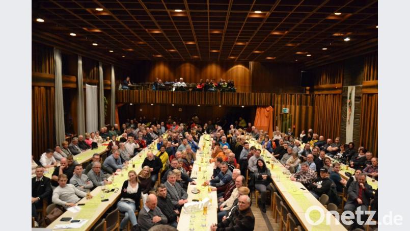 Gut gefüllt waren die Tischreihen bei der Podiumsdiskussion mit den Bürgermeisterkandidaten Bild: pz