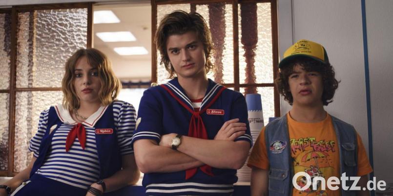 Die Schauspieler Maya Hawke (als Robin), Joe Keery (Steve) und Gaten Matarazzo (Dustin) in einer Szene der Netflix-Serie "Stranger Things". Bild: Netflix/dpa