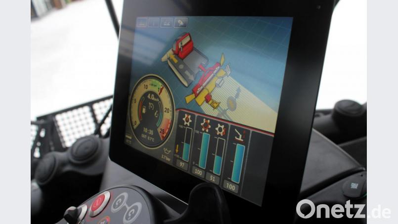 Auf dem Bildschirm im Cockpit sieht Stefan Schnurrer, was auf der hinteren Seite des Bullys passiert. Gerade präpariert es auf der linken Seite die klassische Langlauf-Loipe. Dabei sind Parameter wie der Anpressdruck, die Fräsentiefe oder die Fahrgeschwindigkeit einstellbar. Bild: sfo