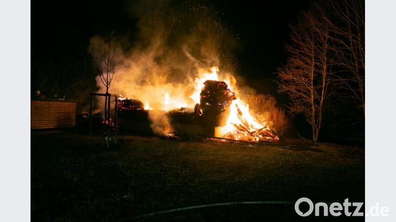 Der Unterstand aus Naturmaterialen bestand hauptsächlich aus Stroh, das lichterloh brannte und die Flammen meterhoch schlagen ließ. Bild: Masching