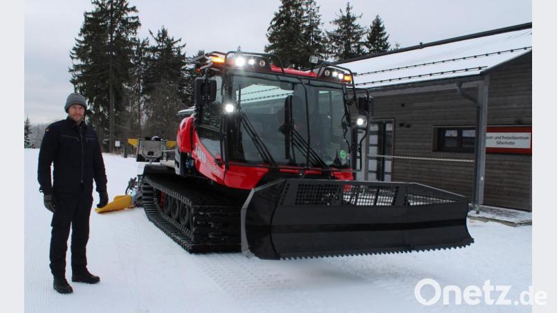 Stefan Schnurrer, der technische Leiter des Skilanglaufzentrums Silberhütte, mit seinem Arbeitsgerät, dem Pisten-Bully. Bild: sfo