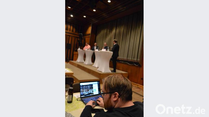Sebastian Koch vor dem Laptop, mit dem der Live-Stream von der Veranstaltung online gesendet wurde. Bild: pz