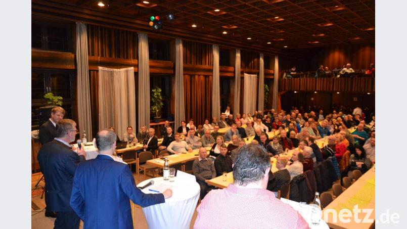 Die Kandidaten standen im Jugendheim-Saal vor der Bühne auf einem Podest an Stehtischen. Bild: pz