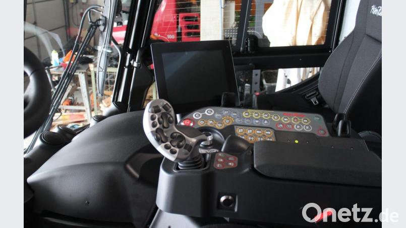 Im Cockpit des Pisten-Bully gibt es neben dem Bildschirm viele Knöpfe, um die verschiedenen Parameter einzustellen. Bild: sfo