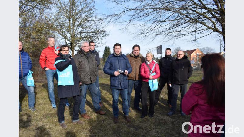 Zum Auftakt des FW/ÜPW-Wahlkampfes hatte Bürgermeisterkandidat Peter Neumeier (Mitte) zu einem Spaziergang durch Schwarzenfeld eingeladen. Dieser neue Weg kam gut an. Über 60 Bürger beteiligten sich daran. Bild: bnr