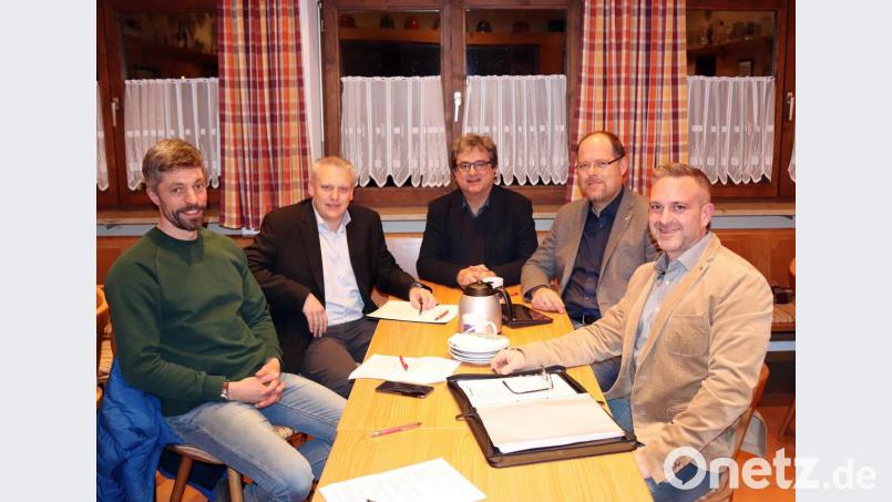 Drängende Themen besprechen die SPD-Bürgermeister und -kandidaten des Vierstädtedreiecks. (von links) Thomas Ott, Jürgen Kürzinger, Bernhard Stangl, Thorsten Hallmann und Michael Tiefel. Bild: jma