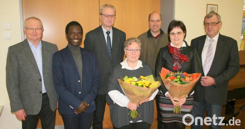 Die Pfarrei Freihung verabschiedet die rechte Hand des Pfarrers in den Ruhestand (von links): Eduard Neydert, Pfarradministrator David Lubuulwa, Georg Schirbl, Christine Kummer, Bernd Lehner, Stefanie Lederer und Georg Fritsche. Bild: Hans Apfelbacher