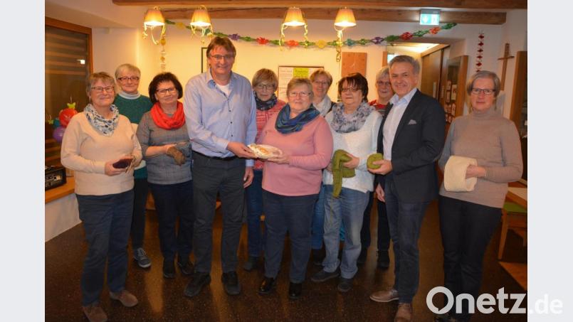 Die Damen der Strickrunde „Flotte Nadel“ mit Sprecherin Karin Benner (Mitte) überreichten an Erwin Bösl (Vierter von links) vom Familienentlastenden Dienst der Lebenshilfe eine Spende in Höhe von 450 Euro. Darüber freute sich auch Lebenshilfe-Vorsitzender Roland Grillmeier. Bild: jr
