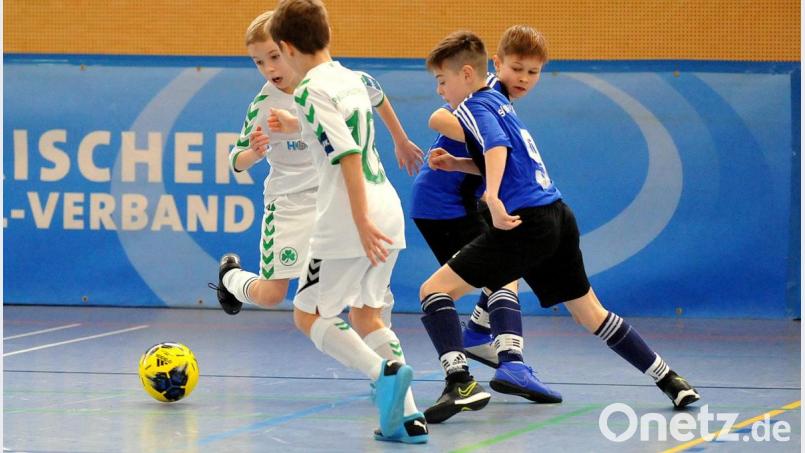 Die D-Junioren der SpVgg SV Weiden hatten bei der Futsal-Landesmeisterschaft in Kirchenlaibach einen schweren Stand und beendeten das Turnier ohne Sieg. Im Spiel gegen die SpVgg Greuther Fürth (Szene) kassierten sie mit 0:5 ihre höchste Niederlage. Bild: Werner Franken