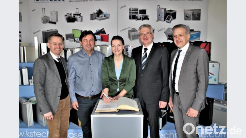 Zu Besuch bei der Firma KS TechnoCase in Erbendorf war die Bayerische Ministerin für Digitales Judith Gerlach. Mit dabei waren auch Landtagsabgeordneter Tobias Reiß (links), Geschäftsführer Herbert Schadt (Zweiter von links), Zweiter Bürgermeister Johannes Reger (Zweiter von rechts), sowie Landratskandidat Roland Grillmeier (rechts). Bild: ckl