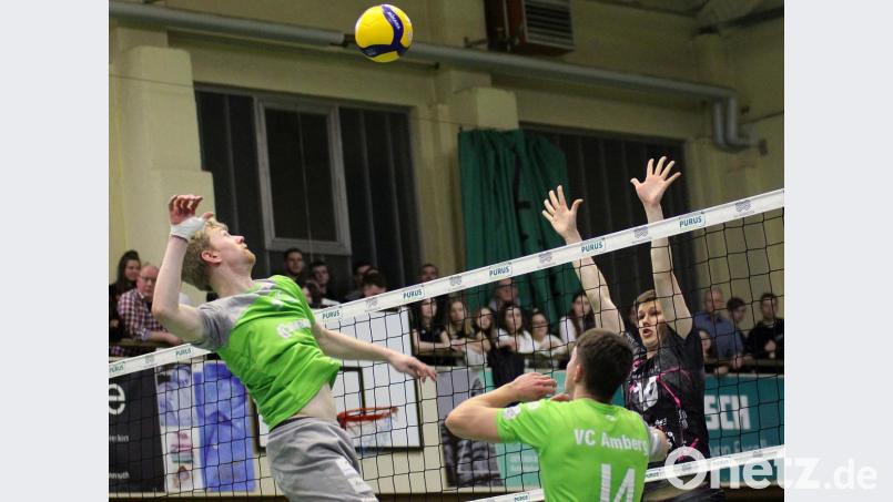 Marco Nanka (links) und Flo Wachtler (rechts) am Netz. Bild: FOTO PERZL