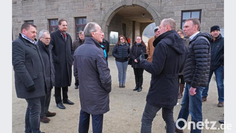 Mit Franz Müntefering (vorne, Mitte) kam ein SPD-Urgestein nach Flossenbürg. Interessiert und tief beeindruckt informierte sich der Gast in der KZ-Gedenkstätte. Bild: nm