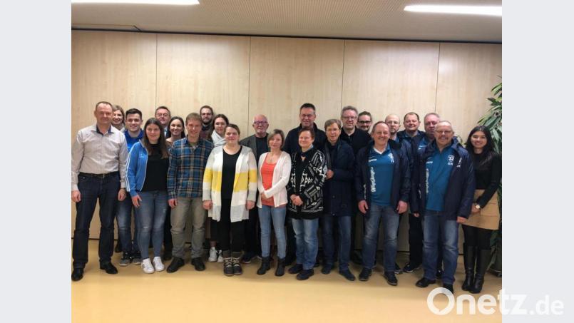 Die Vertreter der Vereine und Gruppierungen mit ihren insgesamt 227 jugendlichen Mitgliedern erhalten von der Gemeinde die jährliche Förderung. Der scheidende gemeindliche Jugendbeauftragter und Dritte Bürgermeister Erich Meidinger (links) zieht Bilanz. Bild: wec