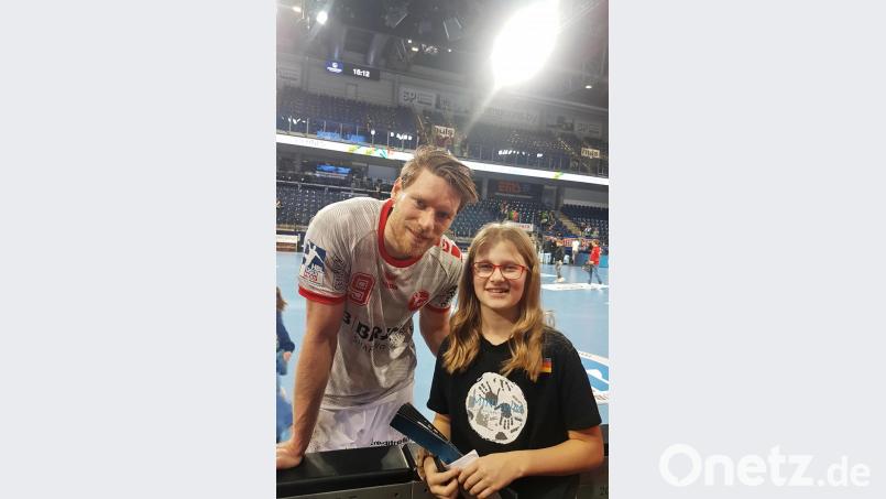 Nach dem Spiel nutzten insbesondere die jungen Spieler und Spielerinnen die Möglichkeit eines Fotos zusammen mit ihren Idolen reichlich aus. Hier Lea Zimmet mit dem Rechtsaußen der Nationalmannschaft, Tobias Reichmann. Bild: gud