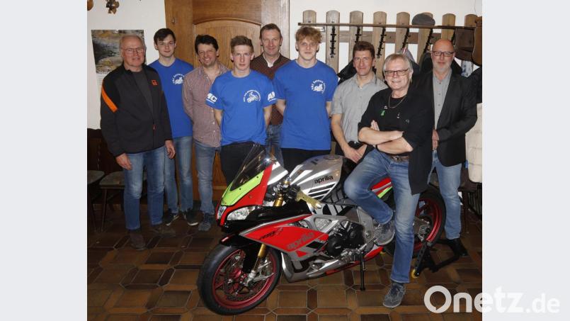 Das sind die geehrten Sportler: Von links Horst Bauer, Thomas Schneider, Norbert Leisel, Sven Moser, Ralf Dittrich, Philipp Klughardt, Gerd Mandel, Charly Reyzl und Robert Pirner. Bild: mfh