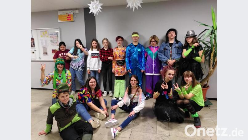 Die Klasse 8M8a und ihre Klassenlehrerin Heidrun Schelzke-Deubzer (links) freuten sich über den ersten Preis bei der Maskenprämierung. Bild: jzk