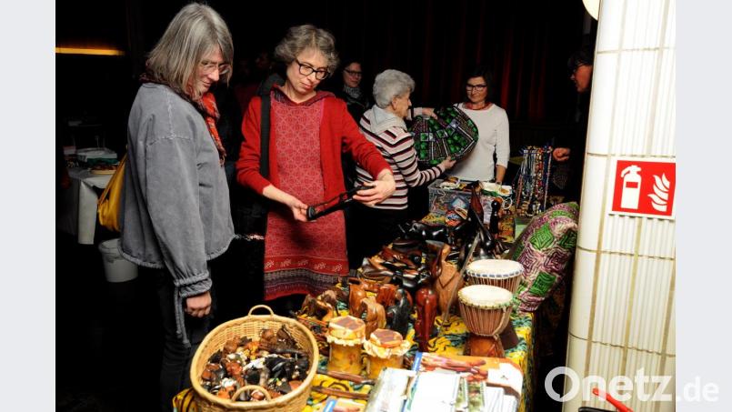 Beim Afrikanischen Filmabend gab es Fingerfood im Foyer. Bild: Stephan Huber