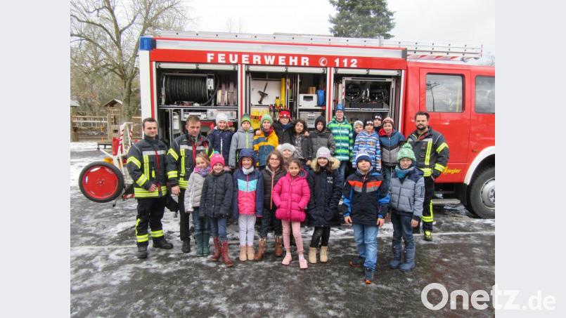 Die Feuerwehr Fuchsmühl besuchte die Wiesauer Drittklässler. Bild: Grundschule Wiesau/exb