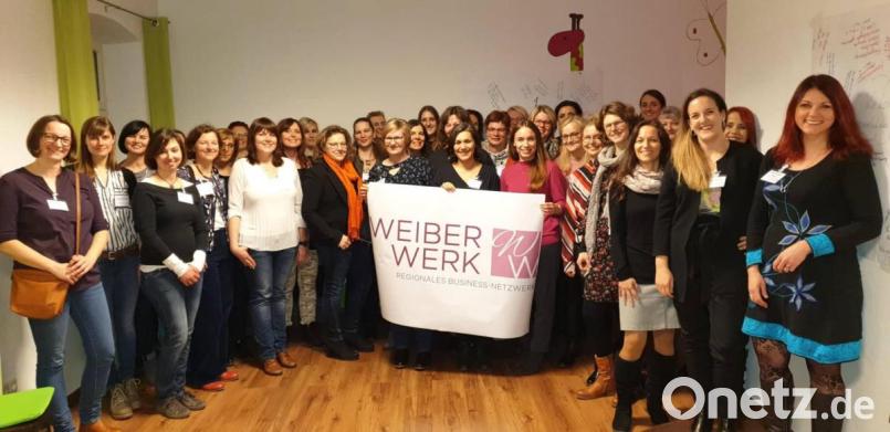 Jessika Wöhrl-Neuber, Jennifer Reber und Elisabeth Bayer (vorne, von rechts) freuten sich über die große Resonanz beim Gründungstreffen des Netzwerks "Weiber-Werk" im Familienzentrum Mittendrin. Bild: jzk