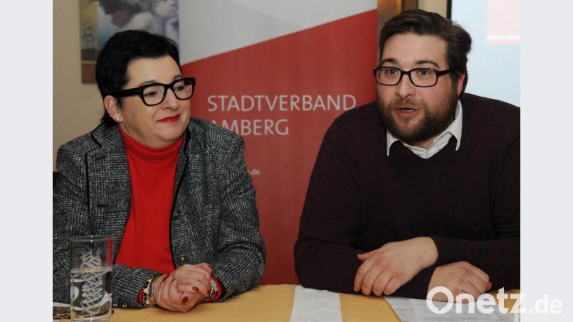 Stefan Dietl (rechts) im Gespräch mit Birgit Fruth von der SPD. Bild: gf