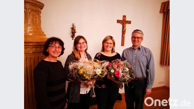 Die Vorsitzenden der Kolpingsfamilie Maria Richthammer (links) und Georg Hirmer (rechts) verabschiedeten Susanne Most (Zweite von rechts) und Sabine Schönberger (Zweite von links) als Leiterinnen der Eltern-Kind-Gruppen &quot;Zwerglein&quot; und &quot;Krabbelkäfer&quot;. Bild: hir
