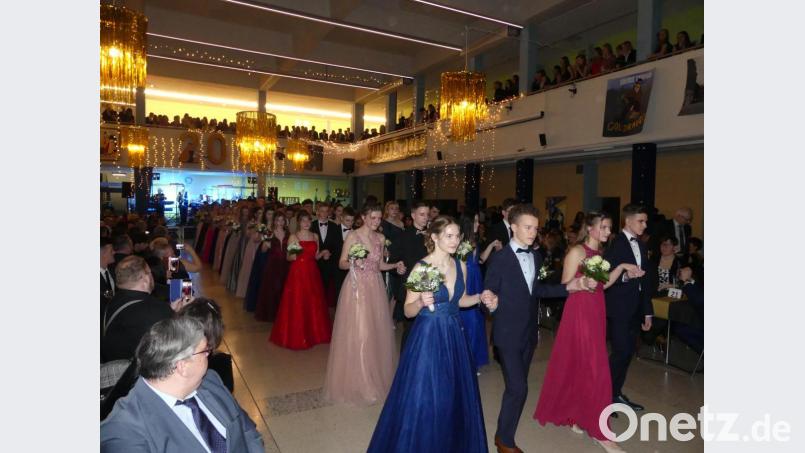 Auftakt zu einer rauschenden Ballnacht: Mit der Polonaise eröffnen die Neunt- und Zehnklässler den Abschlussball zum Ende ihres Tanzkurses. Bild: rn
