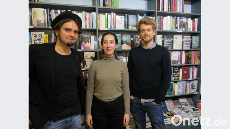 Herausgeber Alexander Carstiuc, Lektorin Janina Reichmann und Mitübersetzer Jonas Empen (von links) zu Gast in der Buchhandlung Volkert. Bild: aks