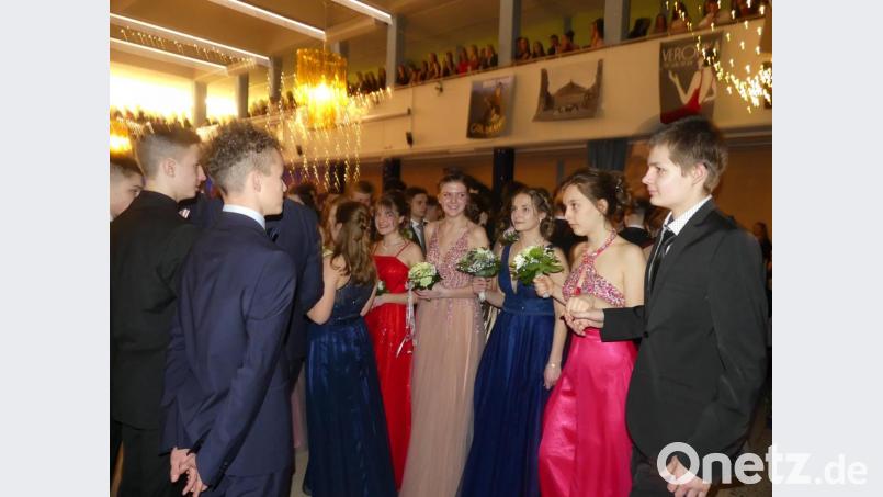 Elegant gekleidet präsentieren sich die Tanzpaare. Bild: rn