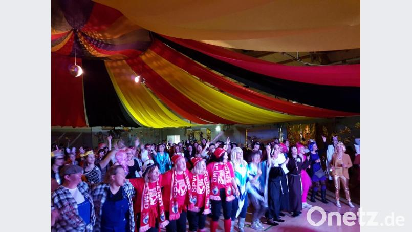 Am Faschingswochenende wird in Pfreimd wieder einiges los sein: ob in der dekorierten Landgraf-Ulrich-Halle am Unsinnigen Donnerstag, Faschingssamstag und -sonntag oder zum Ausklang am Faschingsdienstag auf dem Marktplatz. Hier ein Bild vom Weiberfasching 2019. Archivbild: hir
