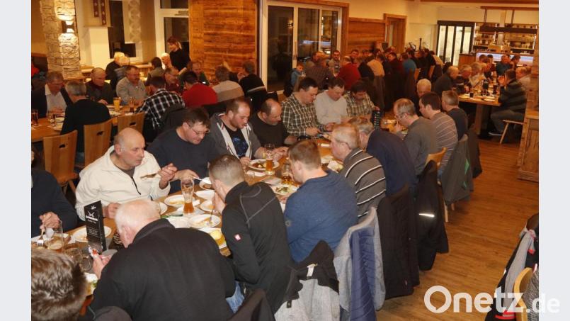 Geliebte Tradition bei der Jahreshauptversammlung: Das gemeinsame Essen. Bild: mfh