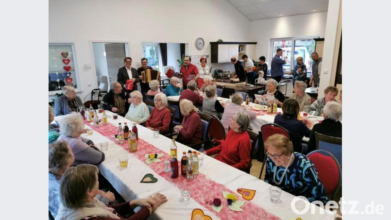 Die SPD-Kandidaten versorgen die Senioren zum Valentinstag mit Geschenken, Kaffee und Kuchen. Den musikalischen Teil übernahm Josef Maier. Bild: gz