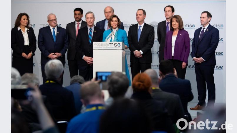 Nancy Pelosi (Mitte), Sprecherin des US-Repräsentantenhauses, gibt am dritten Tag der 56. Münchner Sicherheitskonferenz zusammen mit Mitgliedern der US-Delegation eine Pressekonferenz. Bild: Sven Hoppe/dpa