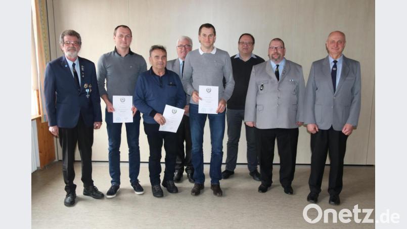 Die SuKK ehrte Mitglieder für langjährige Mitgliedschaft. Im Bild die Jubilare zusammen mit den Ehrengästen: (von links) BSB-Kreisvorsitzender Peter Schottenhaml, Andreas Schatz, Georg Brunner, zweiter Vorsitzender Erhard Obendorfer, Michael Schatz, Dritter Bürgermeister Eduard Delling, stellvertretender BSB-Kreisvorsitzender André Pöppich und Vorsitzender Andreas Scharf. Bild: ral