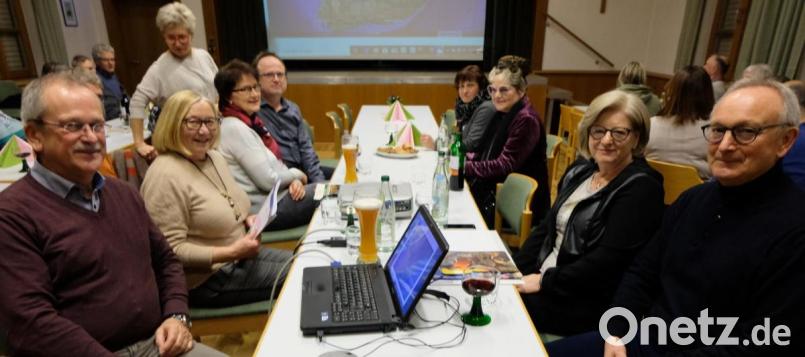 Die Flosser Ehepaare (von links) Josef und Rita Rosner sowie, Reinhold und Ingrid Bayer schildern ihre Eindrücke in einem Lichtbildervortrag. Die Arbeitstage von Schwester Ellen beleuchten sie ebenso wie Impressionen von der Landschaft. Bild: le