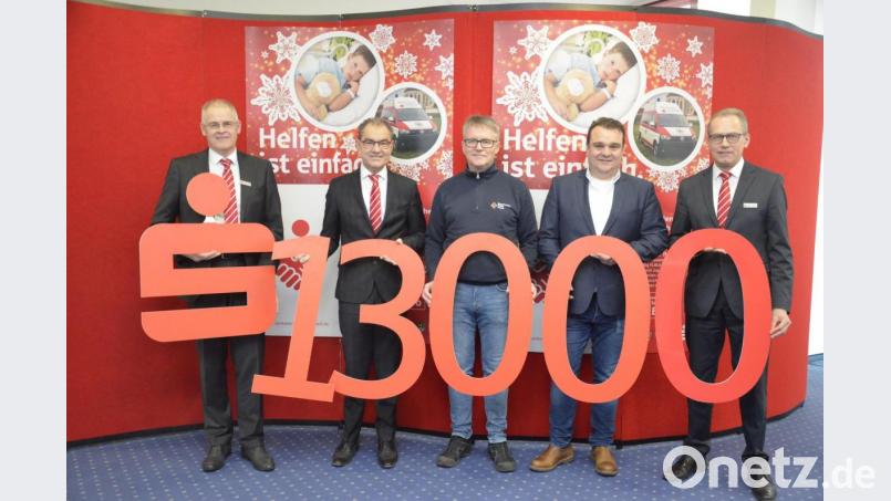 Bei der Spendenübergabe (von links): Alexander Düssil und Dieter Meier von der Sparkasse, Uwe Winkler und Bernd Lödel vom Roten Kreuz sowie Edgar Rauch, der Stiftungsexperte der Sparkasse Amberg-Sulzbach. Bild: Kathrin Schmidt/exb