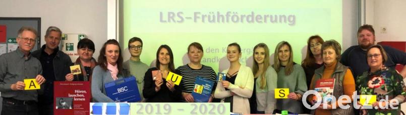Heinrich Zagel (links), Roland Woog (Zweiter von links) und Anna Roßkopf (rechts) haben 14 pädagogische Kräfte von Kindergärten im Landkreis Schwandorf geschult, um Vorschulkinder bei Lese- und Rechtschreibschwächen frühzeitig spielerisch mit Übungen fördern zu können. Bild: exb