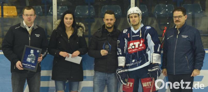 Ehrung von Tomas Rubes zum Spieler des Jahres (von links): Simon Ertl vom Medienteam der Blue Devils, Lena Schreglmann, Stefan Nörl vom Medienteam der Blue Devils, Tomas Rubes und Franz Vodermeier, der Geschäftsführer der Blue-Devils-Spielbetriebs-GmbH. Bild: gb